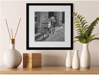 Rámovaný obraz Bicykel na ulici 30x30 cm, čiernobiely%
