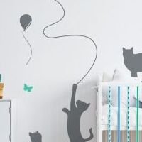 Yokodesign Nástenná samolepka - tieňové obrázky - mačky s balónmi barva kočky: lila, barva doplňky: mätová 5